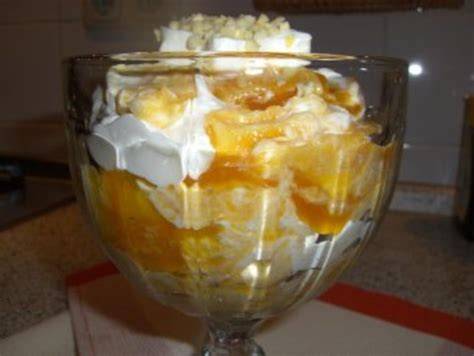 Aprikosendessert in Dessertgläsern mit Honigmandeln garniert