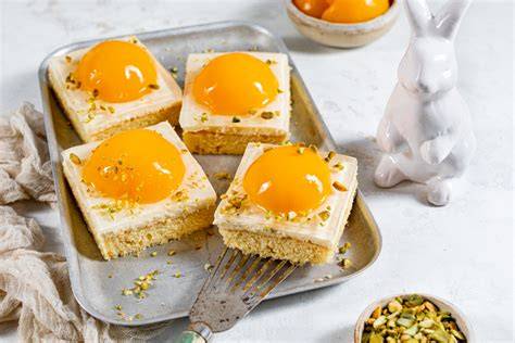 Aprikosenhälften auf Spiegeleikuchen
