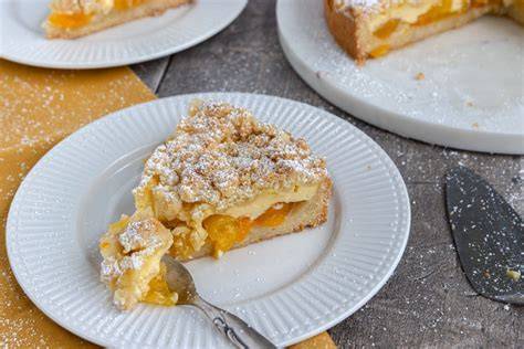 Aprikosenkuchen mit Pudding, frische Aprikosen, Kaffeetafel
