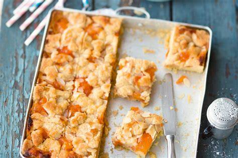 Aprikosenkuchen vom Blech mit Streuseln