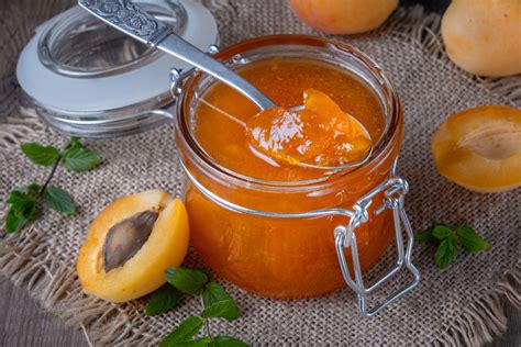 Aprikosenmarmelade im Kochtopf