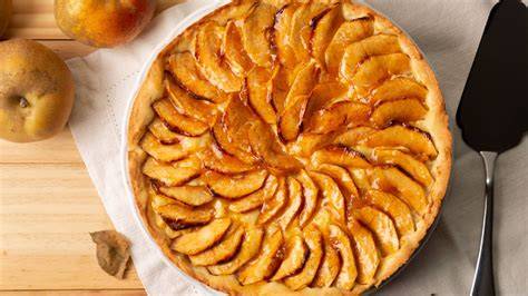 Aprikosenmarmelade-Glasur auf heißem Apfelkuchen, Pinselauftrag