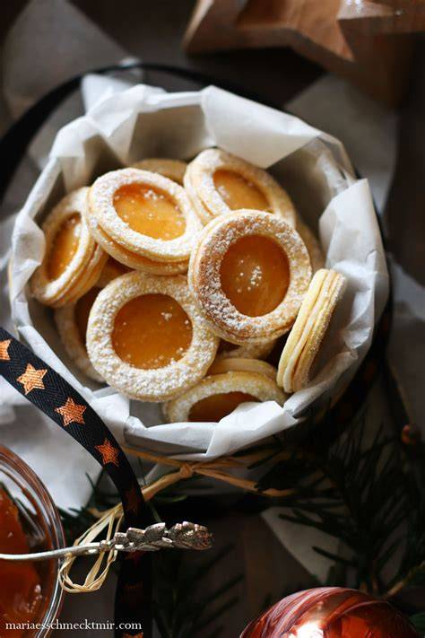Aprikosenringe mit Marzipan auf Teller