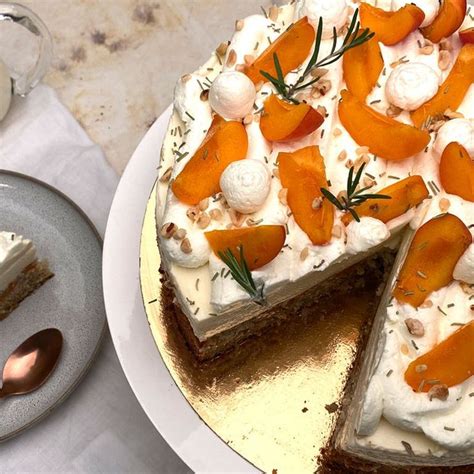 Aprikosentorte mit Mascarpone, Anschnitt mit Aprikosenhälften
