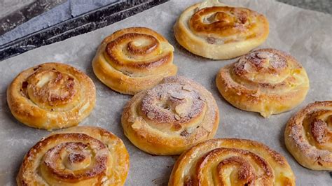 Aprikotierte Puddingschnecken mit Mandelblättchen auf Kuchengitter