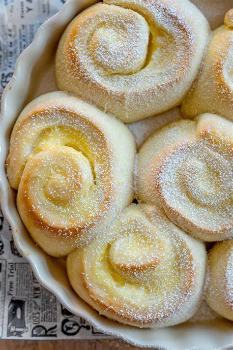 Aprikotierte Puddingschnecken mit Puderzucker