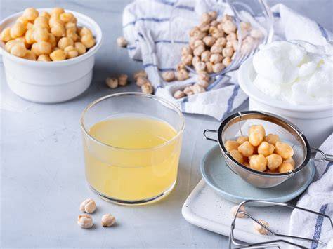 Aquafaba (Kichererbsenwasser) geschlagen zu veganem Eischnee
