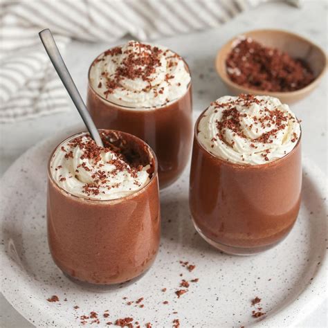 Aquafaba Mousse mit Kokossahne und Krokant