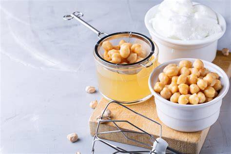 Aquafaba aufgeschlagen im Rührbecher