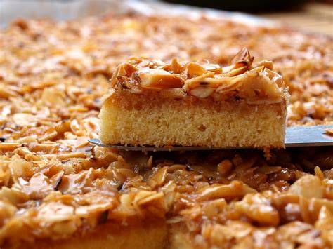 Arabischer Honig-Mandelkuchen auf einer traditionellen Platte