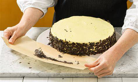 Arbeitsfläche mit Backpapier und Streusel auf Tortenrand