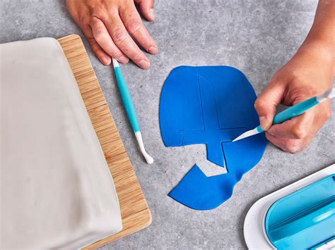 Arbeitsfläche mit ausgerolltem Fondant und Roller