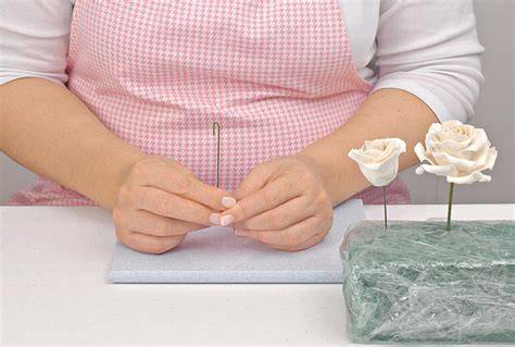 Arbeitsplatz mit Fondant, Modellierwerkzeugen und Draht