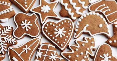 Arbeitsplatz mit Zutaten zum Lebkuchen verzieren