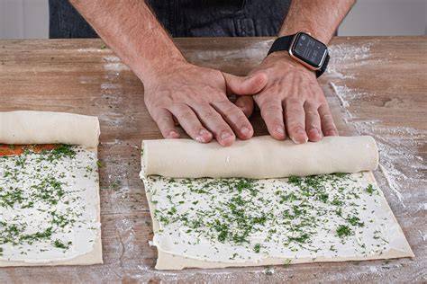 Arbeitsschritte: Blätterteig ausrollen und Schokoriegel einlegen