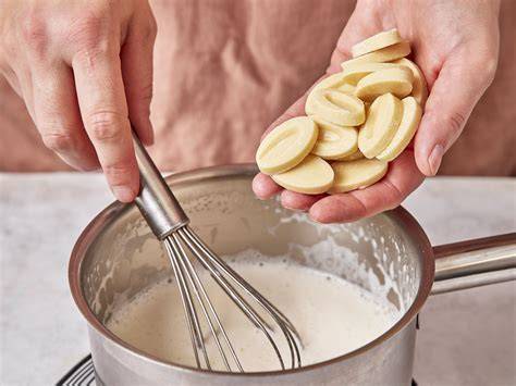 Arbeitsschritte: Schokolade hacken, Milch aufkochen, Mischung rühren