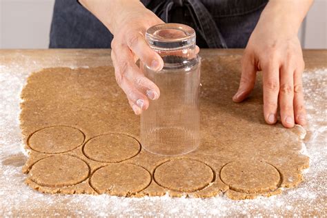 Arbeitsschritte: Teig ausrollen, Kreise ausstechen, Marmelade verstreichen