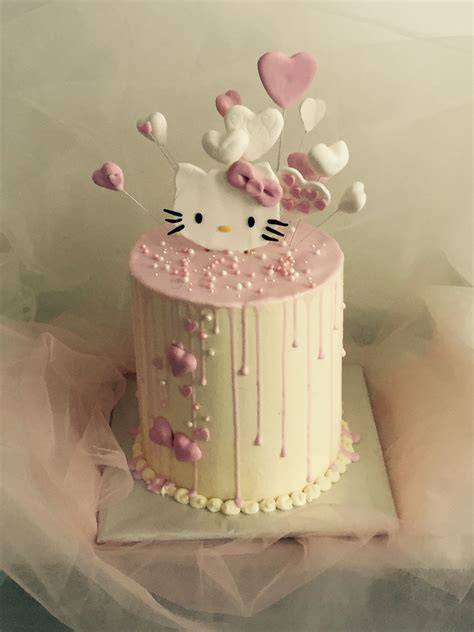 Arbeitsschritte und Detailfotos Hello Kitty Torte