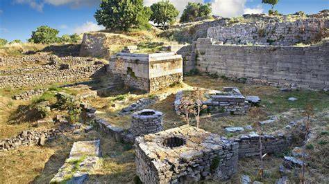 Archäologische Funde von Swastika-Motiven (z.B. Troja, Harappa, Vinča-Kultur)