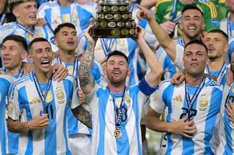 Argentinische Nationalmannschaft mit Geburtstags-T-Shirts für Messi