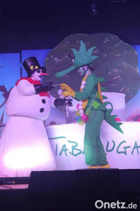 Arktos und Tabaluga auf einer Bühne (Theaterszene)