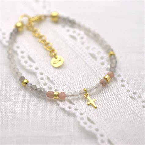 Armband mit Kreuzanhänger und Plättchen, Nahaufnahme