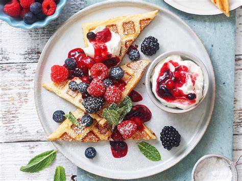 Arme Ritter auf dem Teller mit Beeren