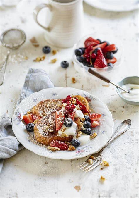 Arme Ritter mit Vanillesoße und frischen Beeren