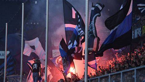 Arminia-Fans mit Torte in Schwarz-Weiß-Blau