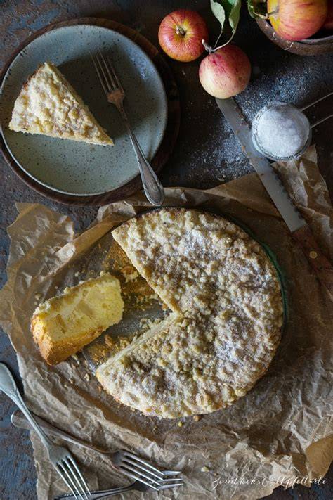 Aromatischer Apfelkuchen fertig auf dem Tisch