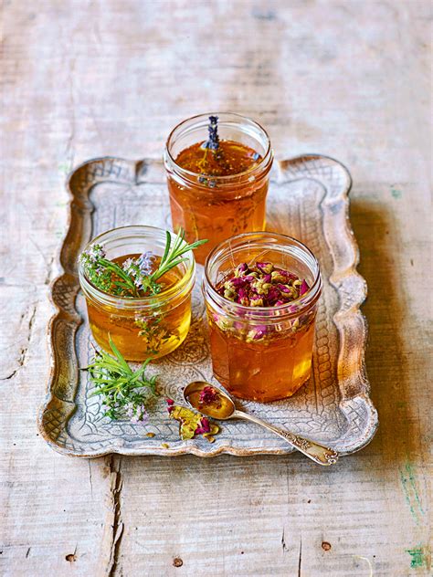 Aromatisierter Zuckersirup mit Kräutern und Gewürzen