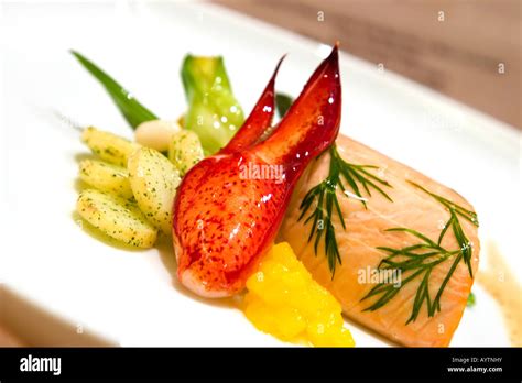 Aromenvielfalt von Lachs, Jakobsmuscheln und Hummer