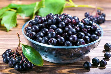 Aroniabeeren auf Holztisch