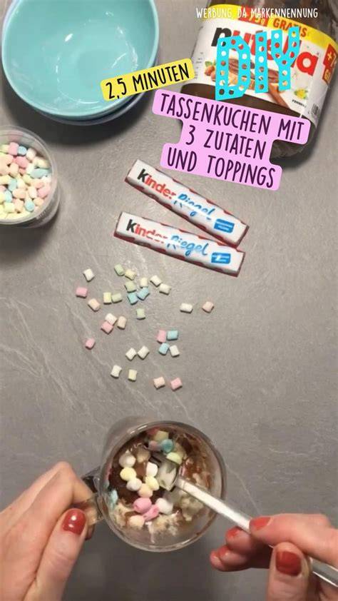 Arrangement: Schokobecher, Toppings und Tassenkuchen