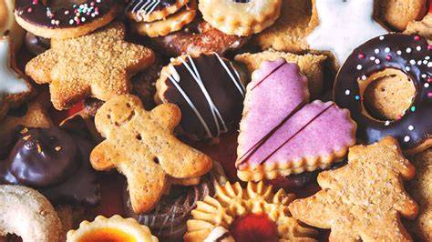 Arten von restlichen Plätzchen: Auswahl an Weihnachtsplätzchen und Lebkuchen