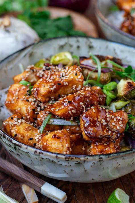 Asiatisch inspiriertes Honig Sesam Hähnchen in Pfanne mit Sesam bestreut