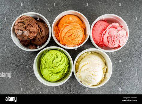 Assortiertes Eis und Sorbets in kleinen Schalen