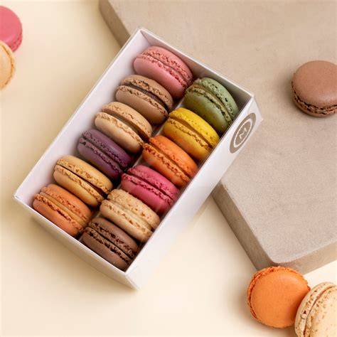 Assortiment: Cupcakes, Macarons und Mini-Kuchen