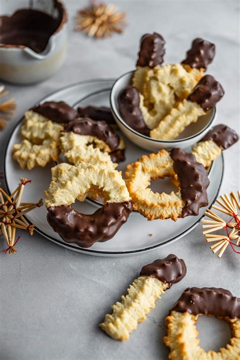 Assortiment: Doppeldecker, Spritzgebäck und Zimtsterne mit Marzipanfüllung