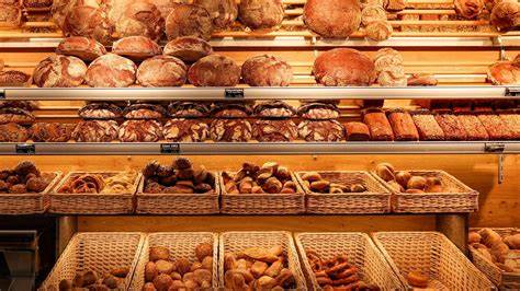 Assortiment Aïda: Torten und Gebäck auf der Auslage