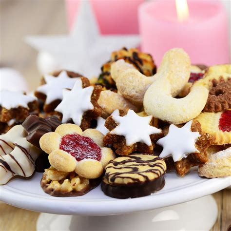 Assortiment aus Vanillekipferl, Zimtsternen und Schokoplätzchen
