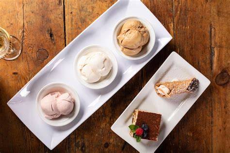 Assortiment internationaler Desserts: Eisparfait, Cannoli, Tiramisu und Schokokuchen