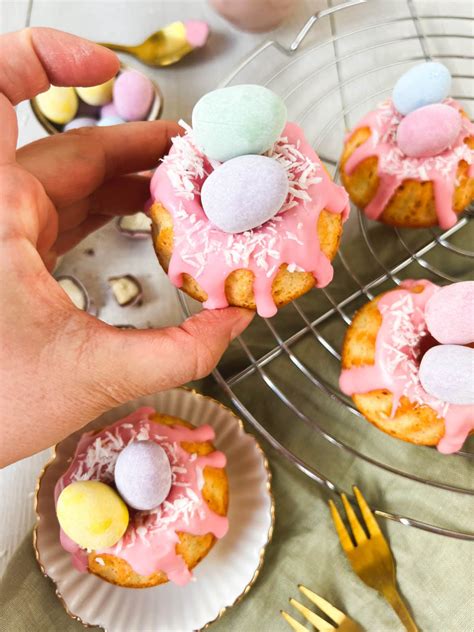 Assortiment kleiner Kuchen: Muffins, Cake-Pops, Mini-Gugelhupf