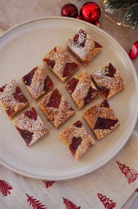 Assortiment verschiedener Quittenkekse: Quadrate, Linzer und Macadamiavariante