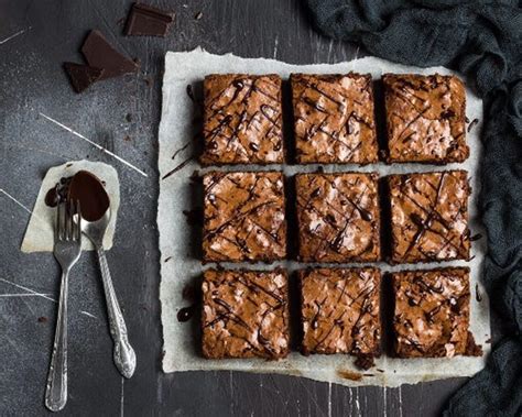 Assortiment verschiedener veganer Schokoladen-Desserts (Brownies, Tarte, Riegel)
