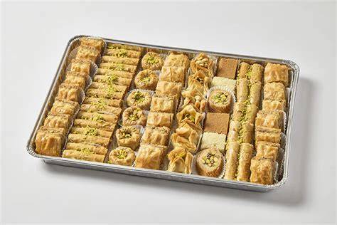 Assortment von Baklava, Sahneröllchen und Jelabi