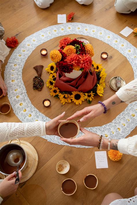 Atmosphäre einer Kakaozeremonie - Kreis, Kerzen, heilige Schale und Intention