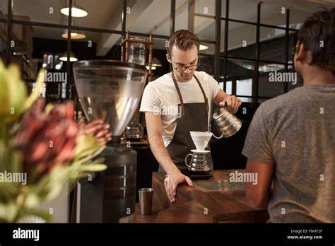 Atmosphäre und Barista im Franz Kaffee Café