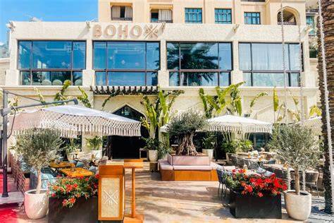 Außen- und Innenansicht von BohoX in Downtown Dubai mit boho-inspirierten Interieurs