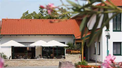 Außenansicht Il Gelato mit Terrasse am Stadtplatz